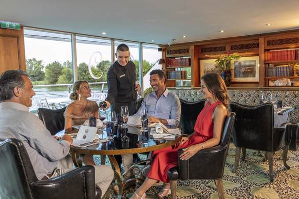 UNIWORLD Boutique River Cruises S.S. Catherine Bar du Leopard Lifestyle 3.jpeg